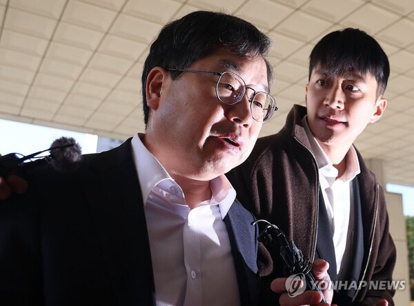 노만석 검찰총장 직무대행이 10일 서울 대검찰청으로 출근하며 취재진의 질문을 받고 있다. /연합뉴스