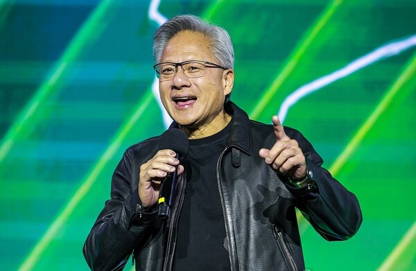 젠슨 황 엔비디아 최고경영자가 지난 10월 30일 서울 코엑스에서 열린 엔비디아의 그래픽카드(GPU) '지포스' 출시 25주년 행사에서 단상에 올라 발언하고 있다. /연합뉴스