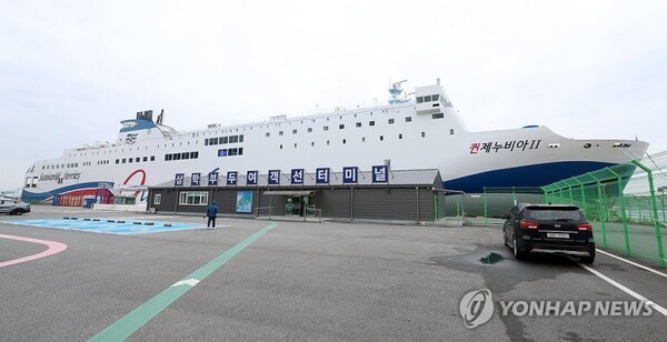 20일 오전 전남 목포시 삼학부두에 2만6,000t급 여객선 퀸제누비아2호가 정박해 있다. 퀸제누비아2호는 전날 신안군 장산면에 있는 족도(무인도)에 좌초됐다가 9시간여만에 입항했다./연합뉴스