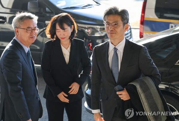 박철우 신임 서울중앙지검장이 21일 서울 서초구 서울중앙지방검찰청으로 들어서고 있다. /연합뉴스