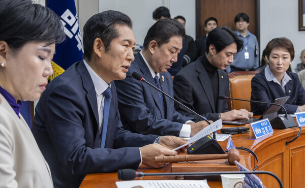 정청래 더불어민주당 대표가 24일 국회에서 열린 최고위원회의에서 발언하고 있다. /연합뉴스