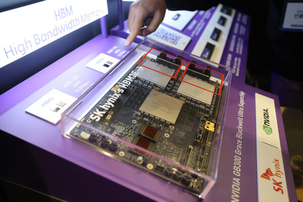 지난 3일 서울 강남구 코엑스에서 열린 SK AI 서밋 2025 전시장에 전시된 SK하이닉스의 고대역폭 메모리 HBM3E.  /연합뉴스