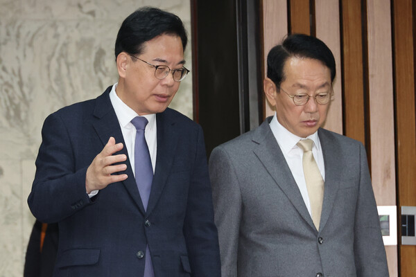 송언석 국민의힘 원내대표가 25일 서울 여의도 국회에서 열린 원내대책회의에 참석하며 김도읍 정책위의장과 대화하고 있다. /연합뉴스