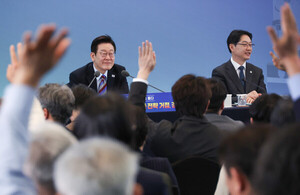 李 "평당 3억원 말이 되나... 부동산 투기 몰리면 발전 못해"